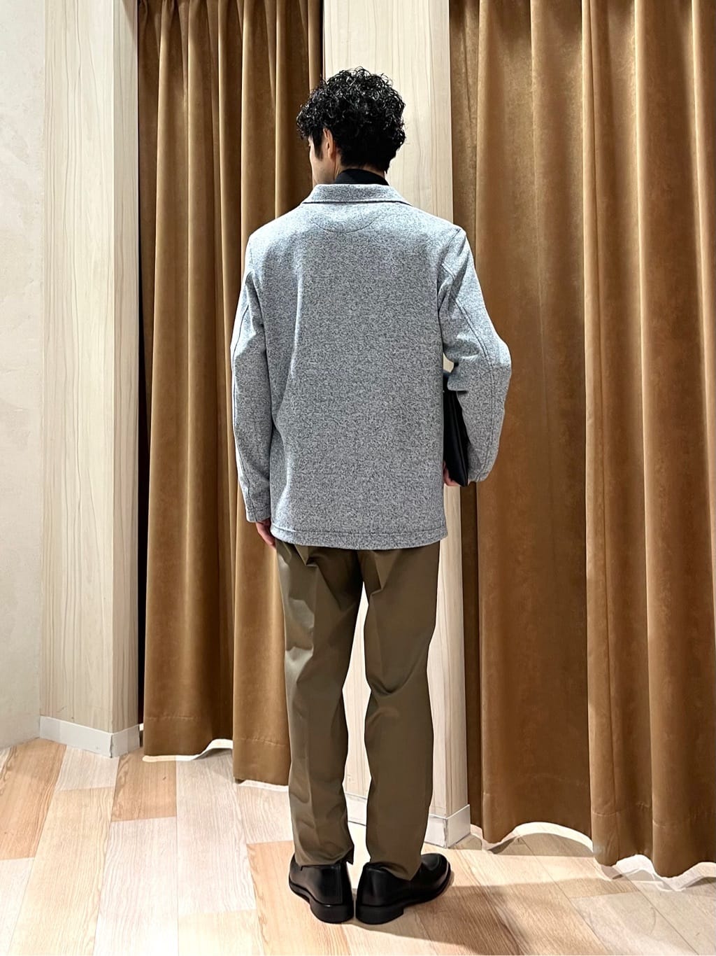 URAさんの「TAKEO KIKUCHI｜【オフィスカジュアル対応】ドレス チノパンツ」を使ったコーディネート