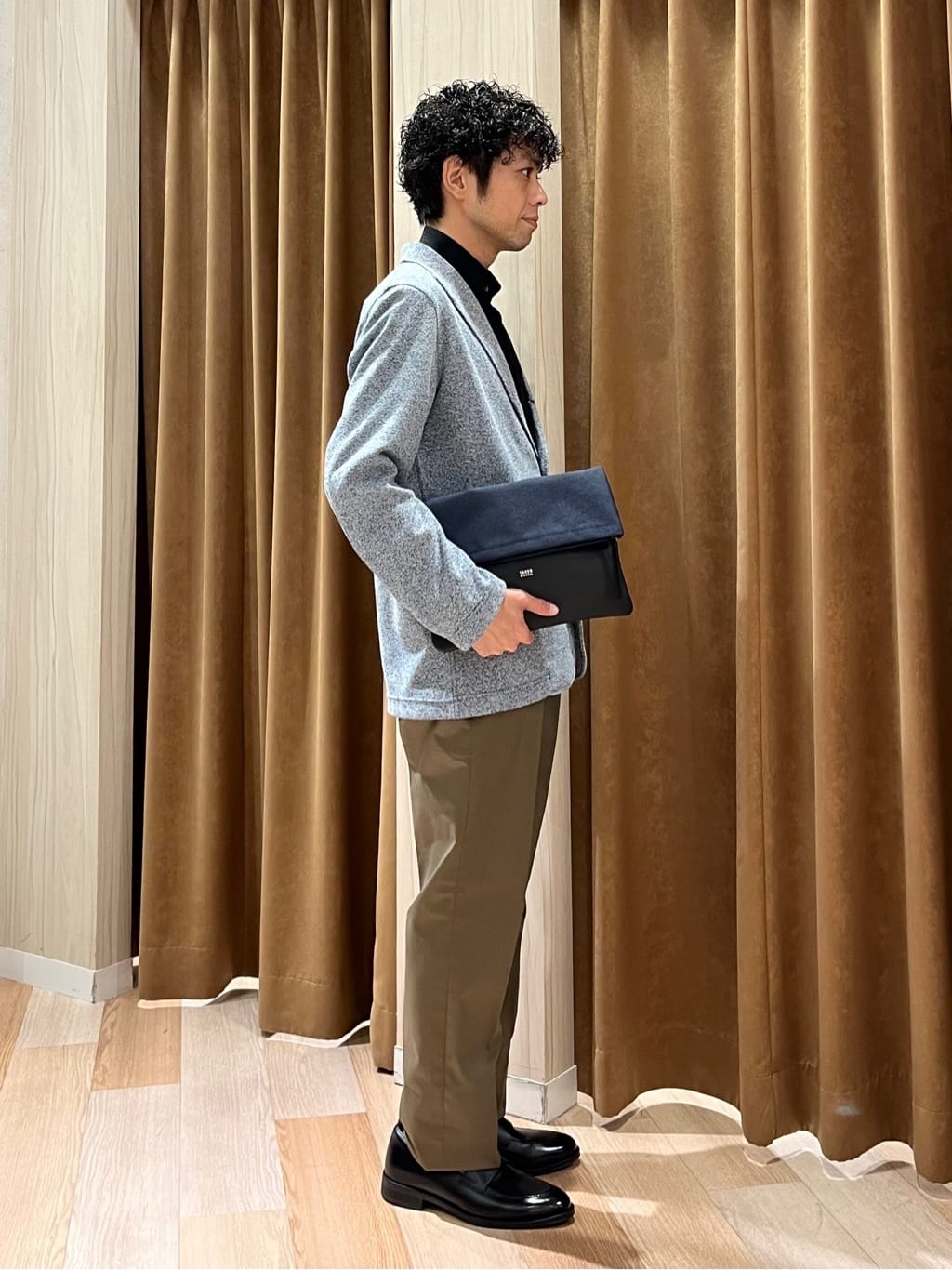 URAさんの「TAKEO KIKUCHI｜【オフィスカジュアル対応】ドレス チノパンツ」を使ったコーディネート