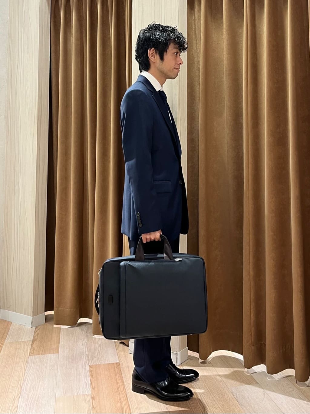 URAさんの「TAKEO KIKUCHI｜【Three by Three】シャイニーシャークピンヘッド スーツ/3ピース対応可」を使ったコーディネート