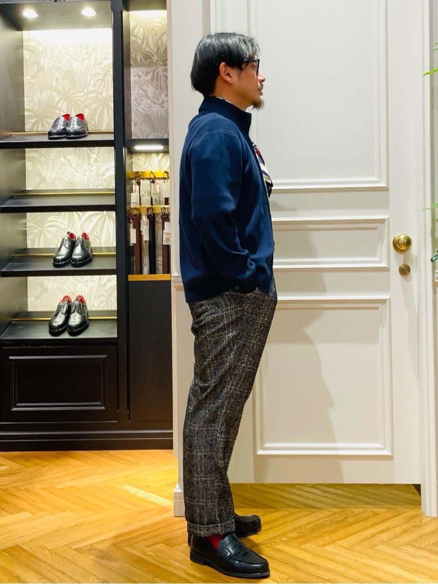 鶴田大士さんの「DRESSTERIOR｜オーバーラップサークルシルクスカーフ」を使ったコーディネート