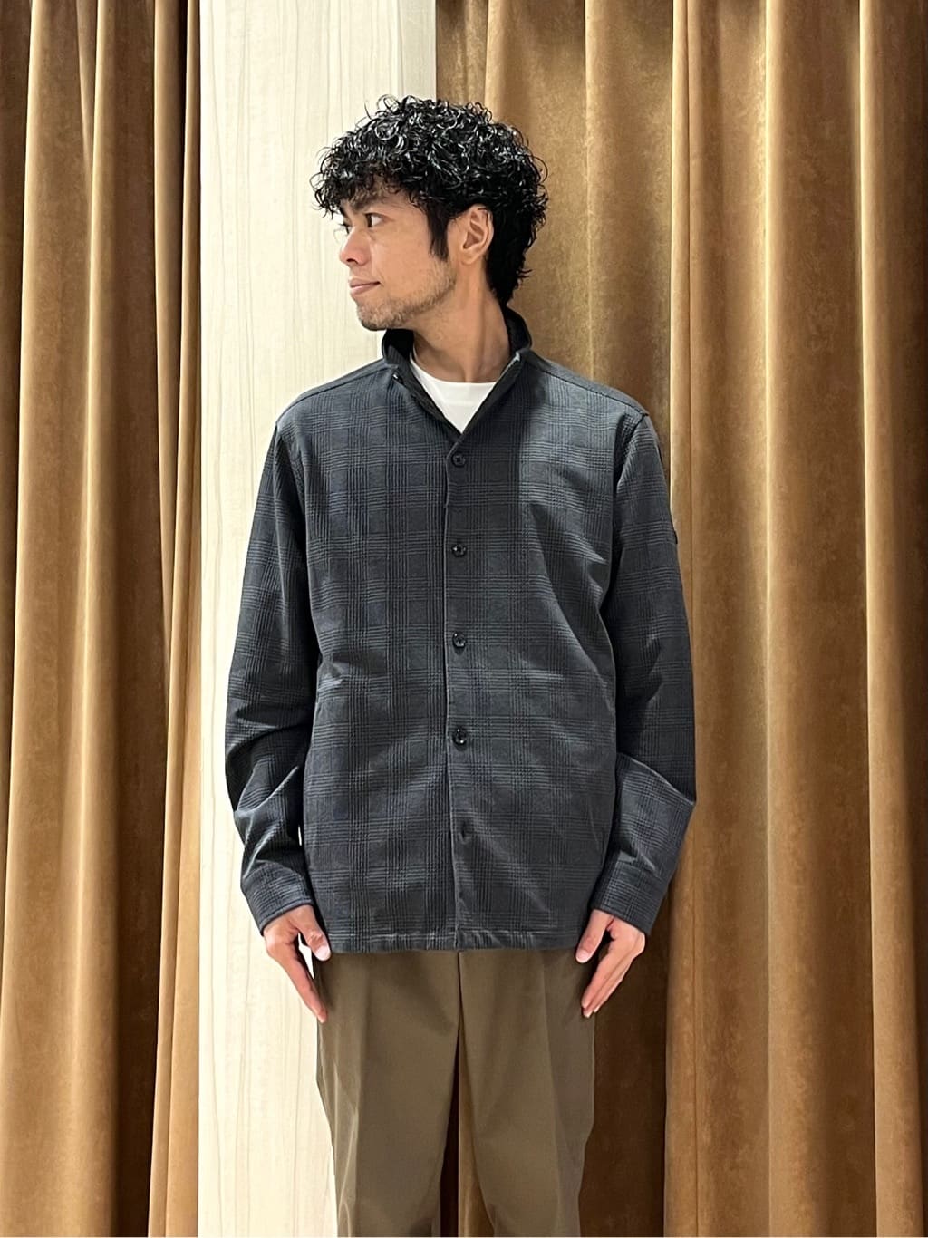URAさんの「TAKEO KIKUCHI｜【オフィスカジュアル対応】ドレス チノパンツ」を使ったコーディネート