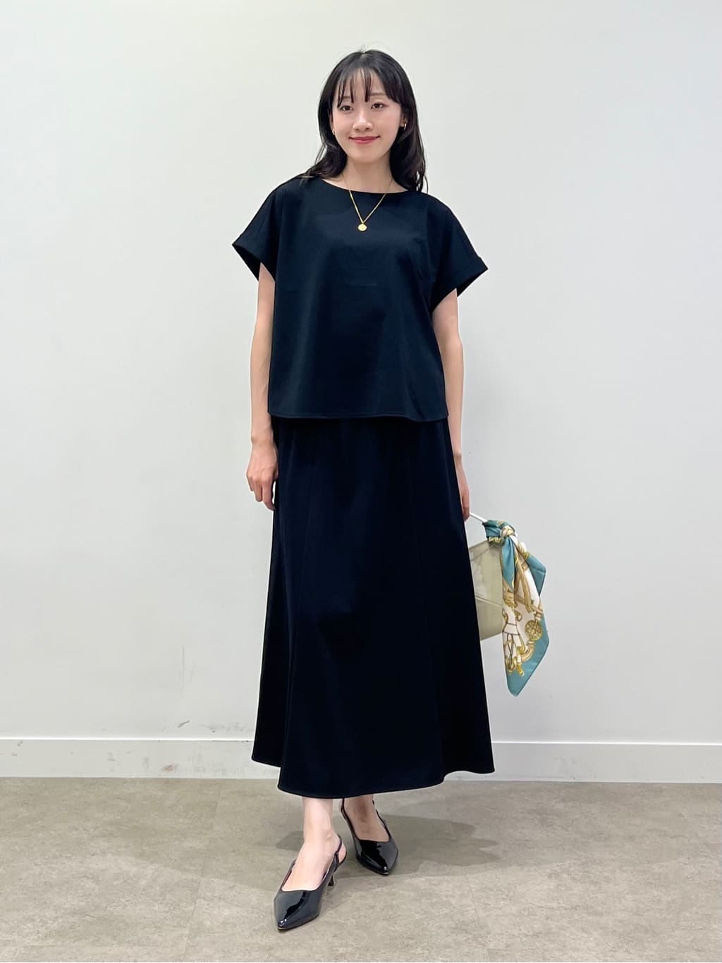 kaaiさんの「UNTITLED｜【手洗い／58cm正方形】ベルトプリントスカーフ」を使ったコーディネート
