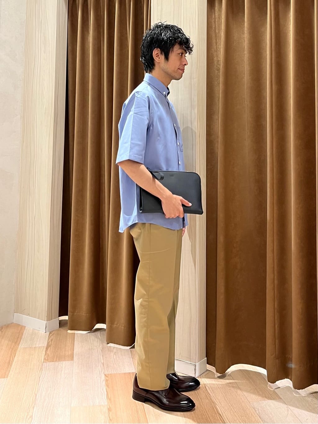 URAさんの「TAKEO KIKUCHI｜【オフィスカジュアル対応】ドレス チノパンツ」を使ったコーディネート