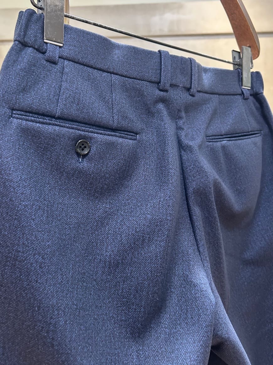 コウノ モトヤさんの「TAKEO KIKUCHI｜【DOWN FABRIC】ダウンファブリック ドレスパンツ / セットアップ対応」を使ったコーディネート