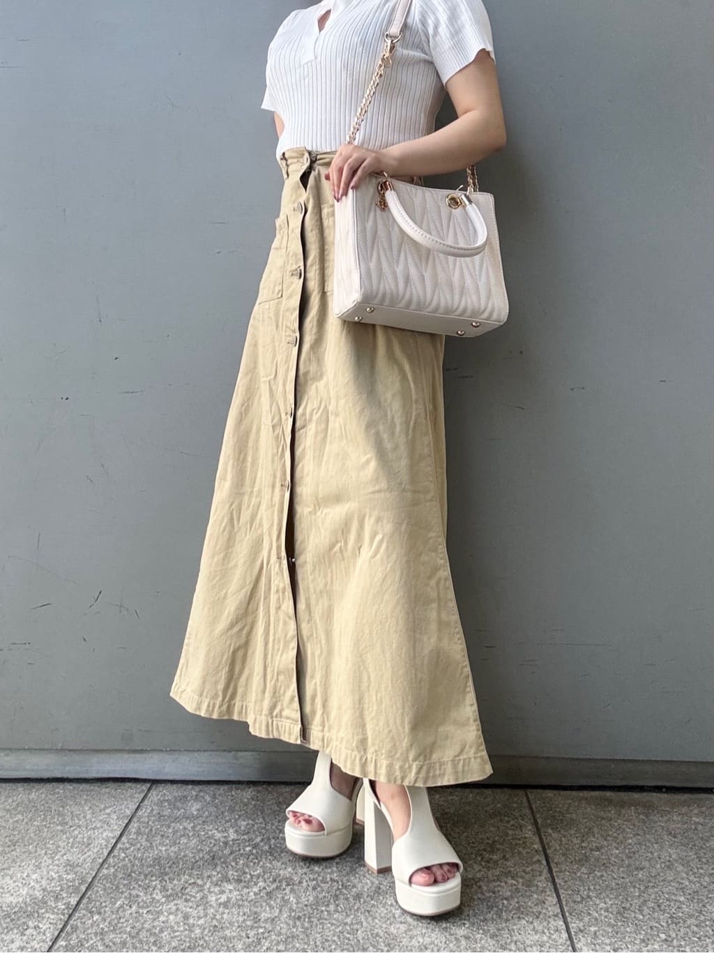 まっきーさんの「ESPERANZA｜Tストラップスクエアサンダル 24SS」を使ったコーディネート