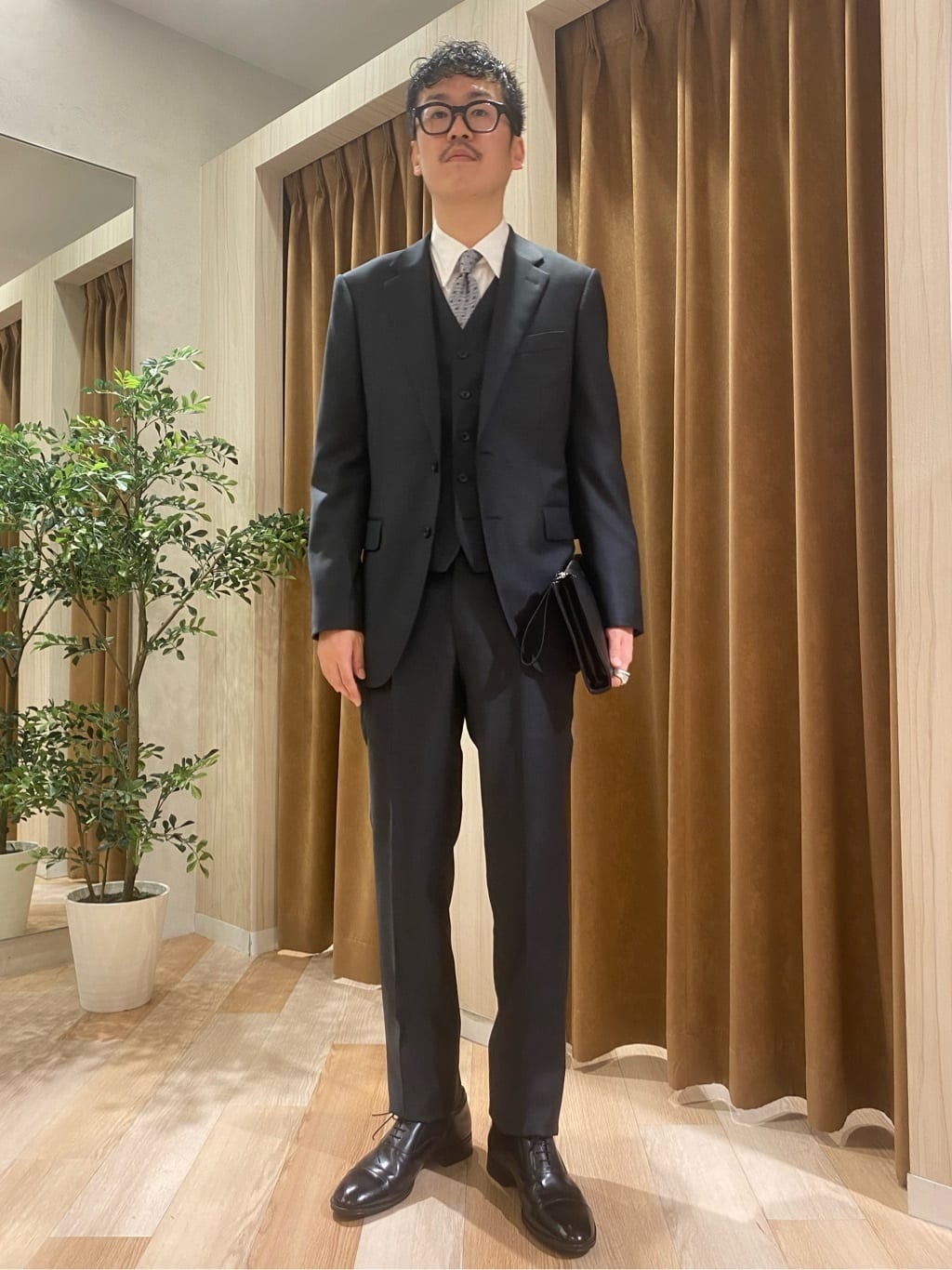 蒲谷祐太さんの「TAKEO KIKUCHI｜【Three by Three】シャイニーシャークピンヘッド スーツ/3ピース対応可」を使ったコーディネート