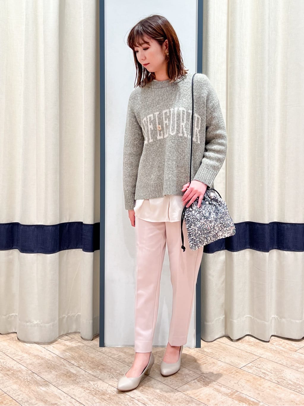 SAYAKAさんの「grove｜【ふわっと心地よい足入れ】やわここち(R)Vカットパンプス」を使ったコーディネート