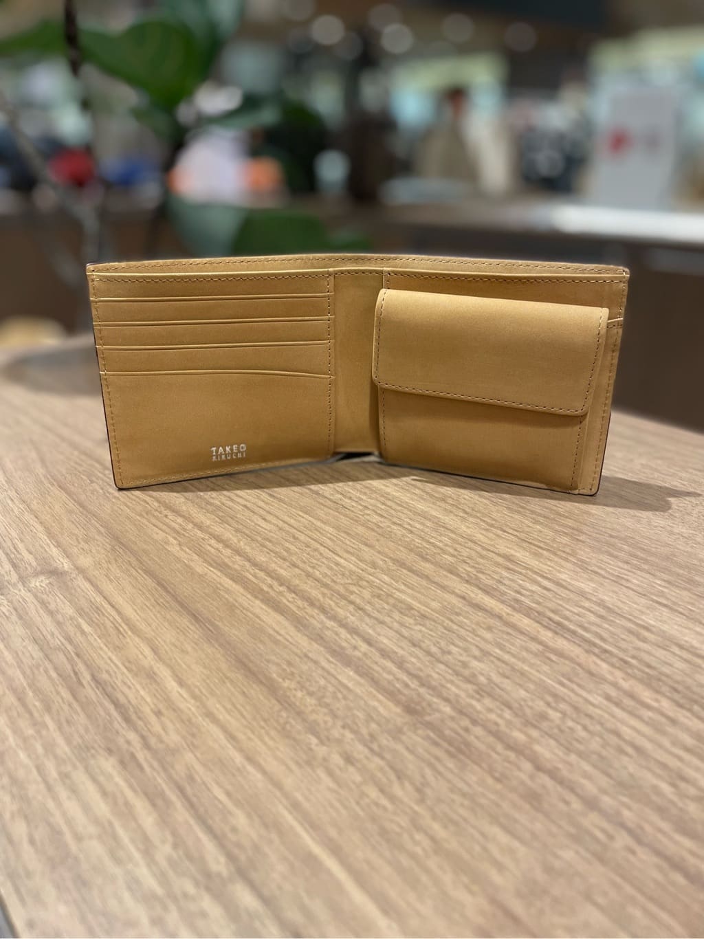 コウノ モトヤさんの「TAKEO KIKUCHI｜【ソフト＆ナチュラル】ミニメッシュ レザー 2つ折り財布」を使ったコーディネート