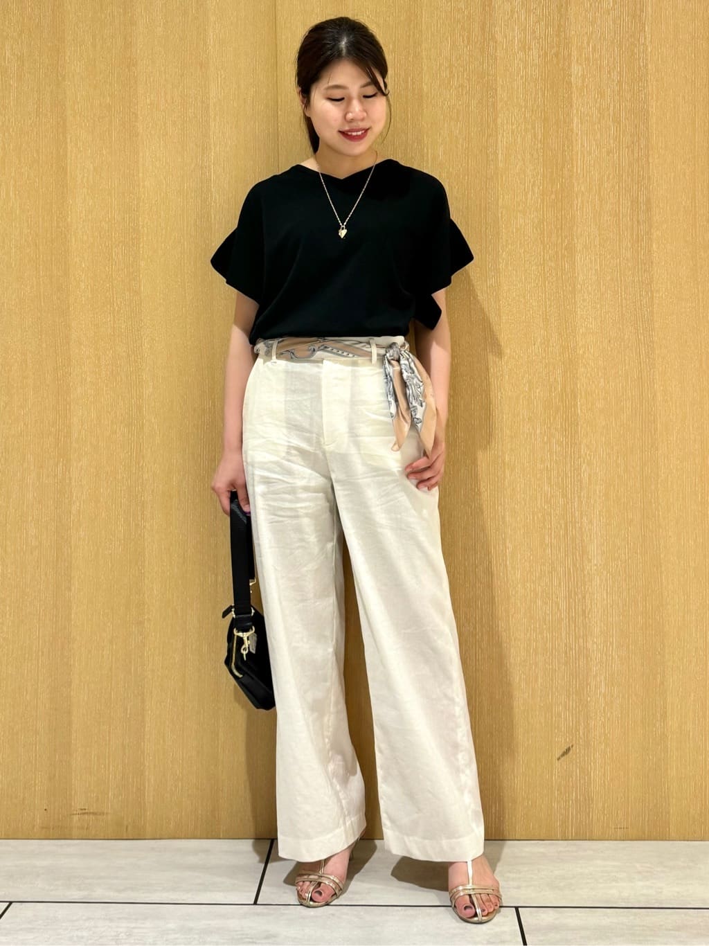 nanaさんの「UNTITLED｜【手洗い／88cm正方形】エンブレムプリントスカーフ」を使ったコーディネート