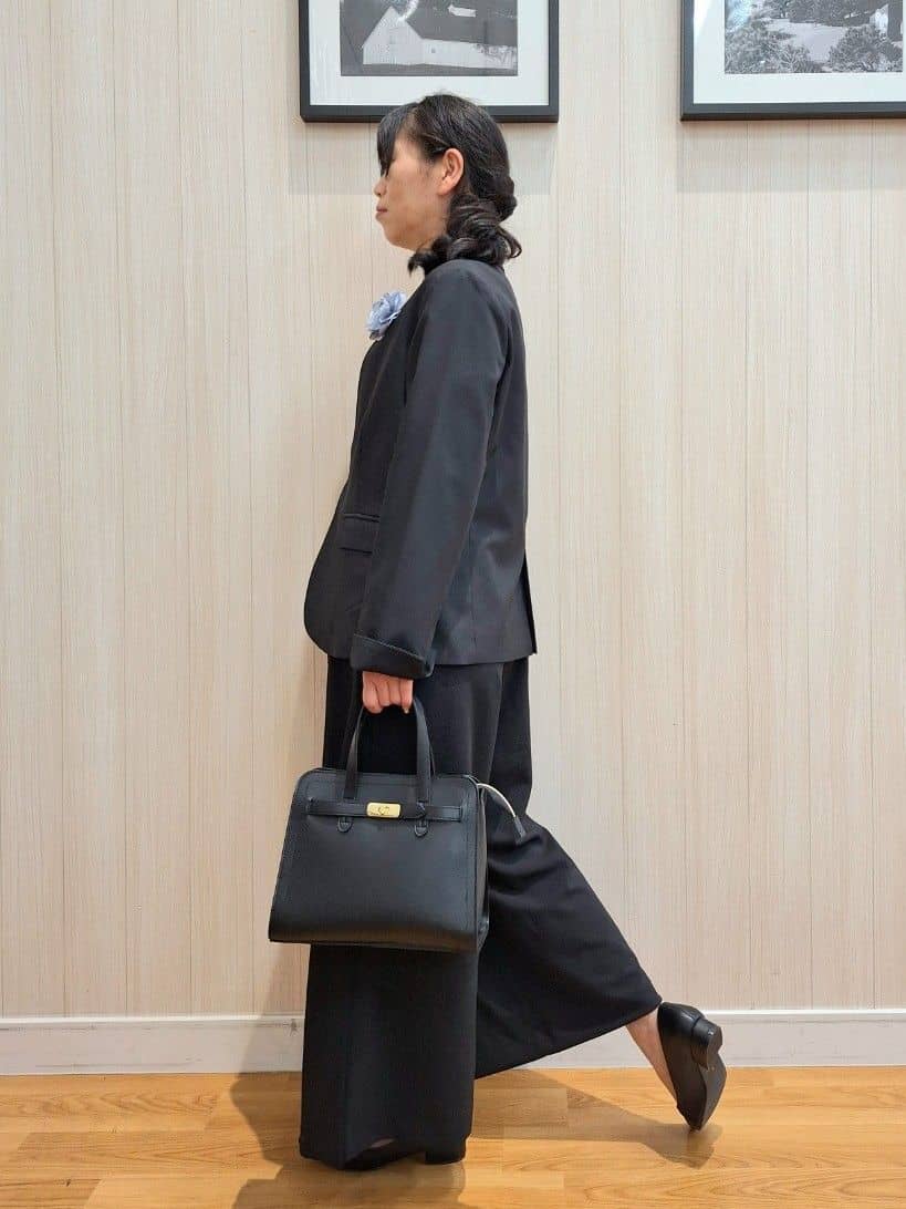 Saoさんの「SHOO･LA･RUE｜【通勤/デイリー/セットアップ可】マルチに使える カットジョーゼット ワイドパンツ」を使ったコーディネート