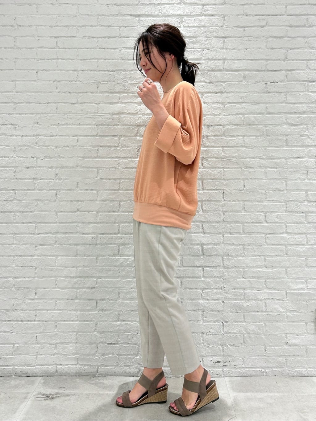 shinoさんの「SHOO･LA･RUE｜【洗える/SS-3L】すっきりキレイにかっこよく 大人のテーパードパンツ」を使ったコーディネート