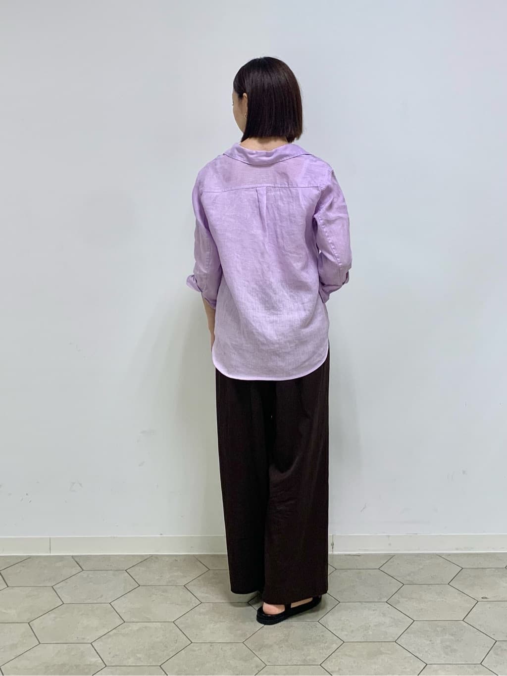 yurinaさんの「INDIVI｜【褒められパンツ／洗える／ウエストゴム】ワイドタックパンツ」を使ったコーディネート