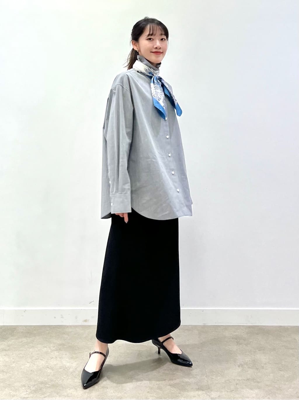 kaaiさんの「UNTITLED｜【手洗い／88cm正方形】エンブレムプリントスカーフ」を使ったコーディネート