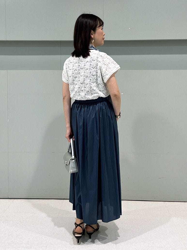 makiさんの「UNTITLED｜【手洗い／88cm正方形】エンブレムプリントスカーフ」を使ったコーディネート