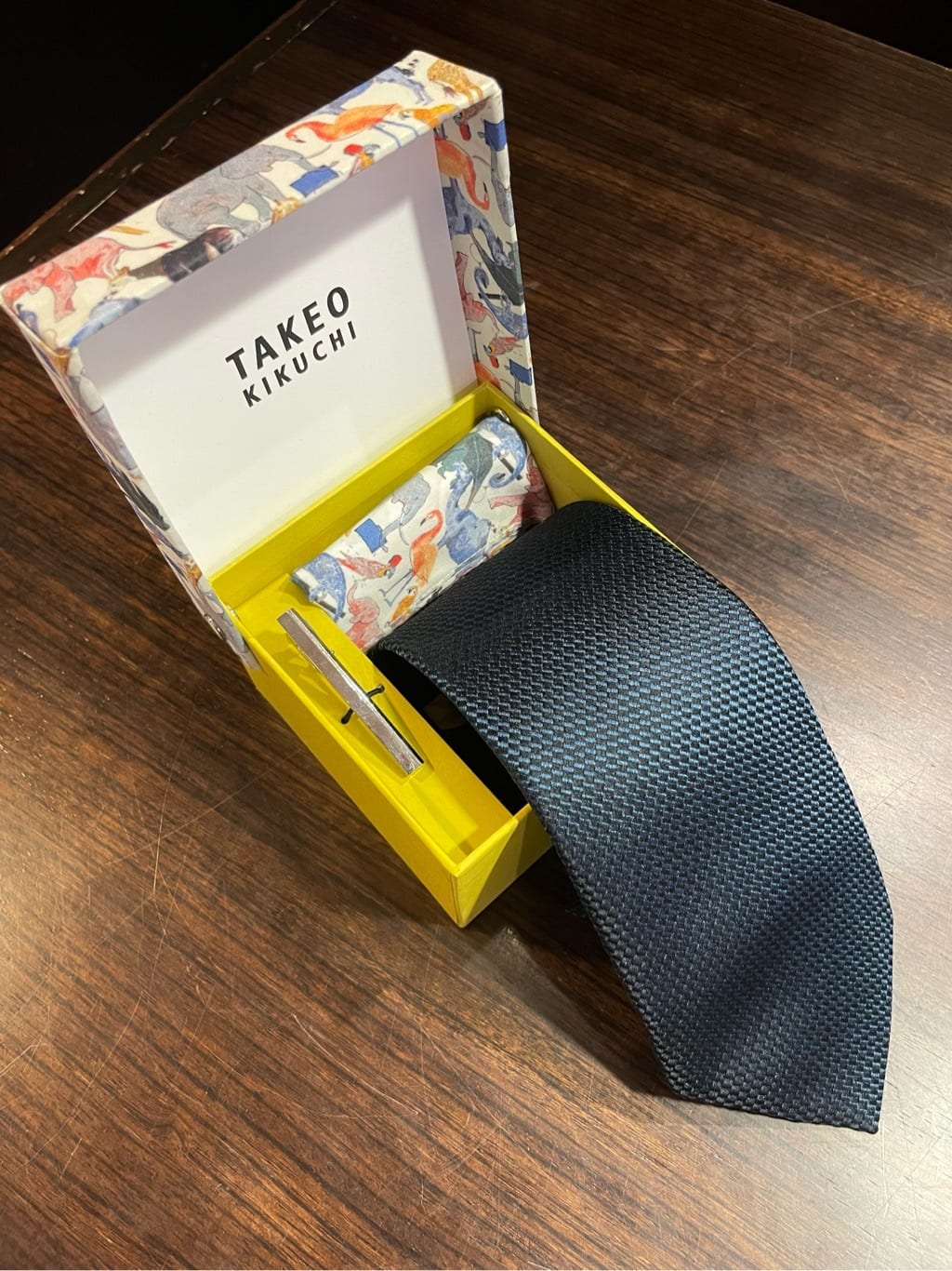 ToyoPさんの「TAKEO KIKUCHI｜【Three by Three】シャイニーシャークピンヘッド スーツ/3ピース対応可」を使ったコーディネート