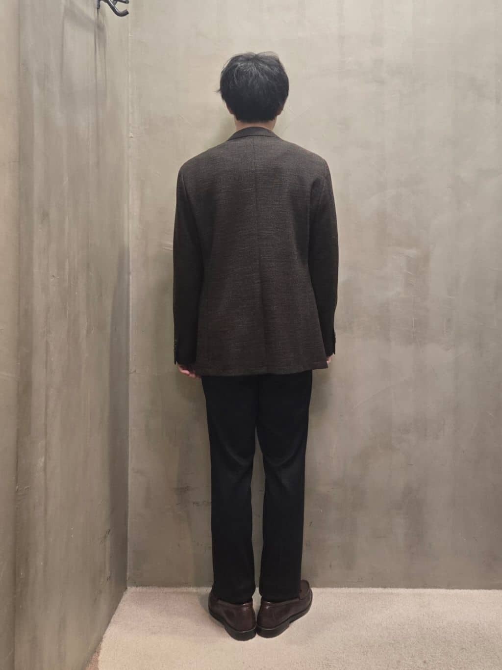 白木駆さんの「TAKEO KIKUCHI｜【ONOFF対応】TRダブルニット ストレッチパンツ」を使ったコーディネート