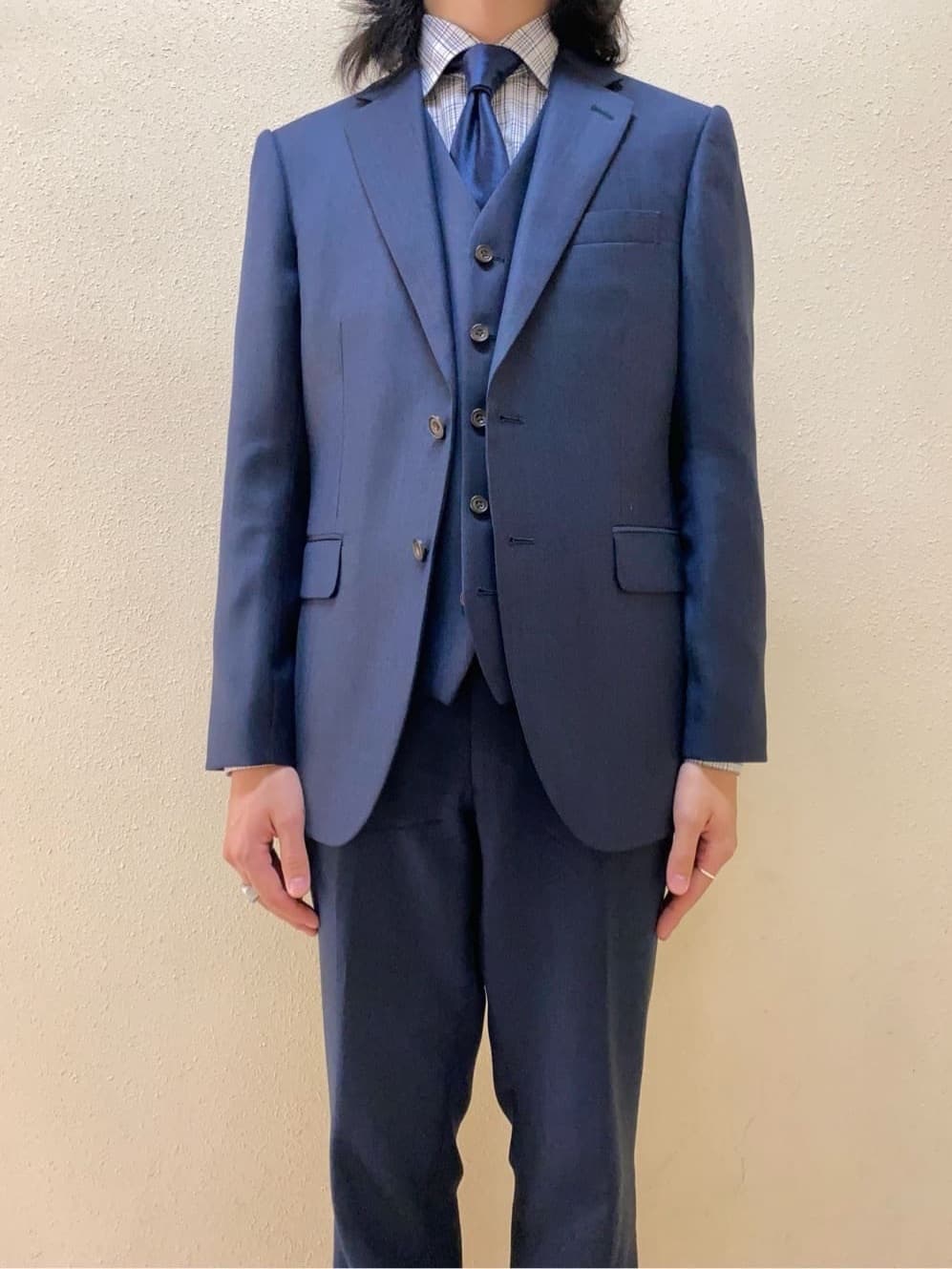 及川さんの「TAKEO KIKUCHI｜【Three by Three】シャイニーシャークピンヘッド スーツ/3ピース対応可」を使ったコーディネート