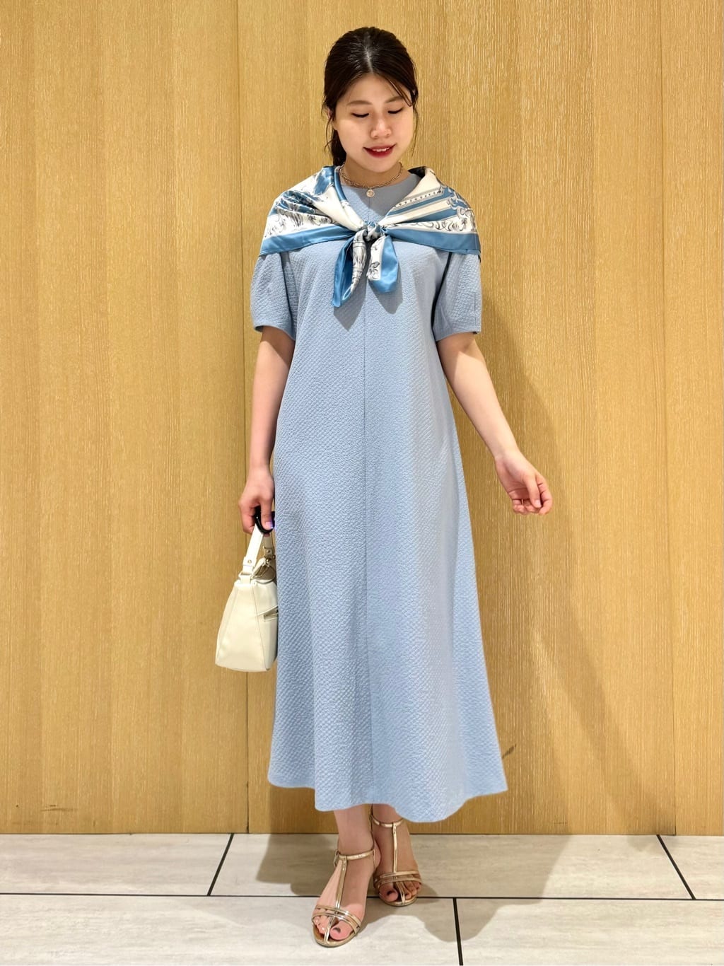 nanaさんの「UNTITLED｜【手洗い／88cm正方形】エンブレムプリントスカーフ」を使ったコーディネート