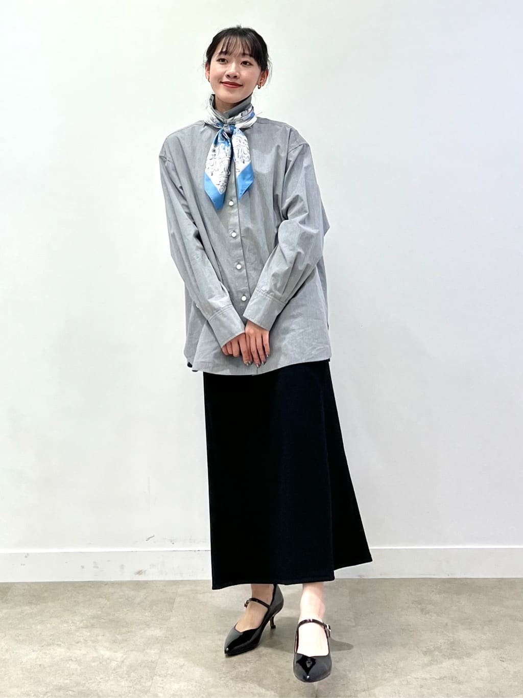 kaaiさんの「UNTITLED｜【手洗い／88cm正方形】エンブレムプリントスカーフ」を使ったコーディネート