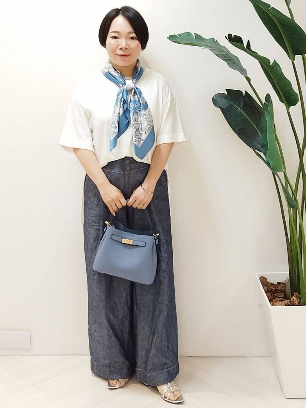 s u g iさんの「UNTITLED｜【手洗い／88cm正方形】エンブレムプリントスカーフ」を使ったコーディネート