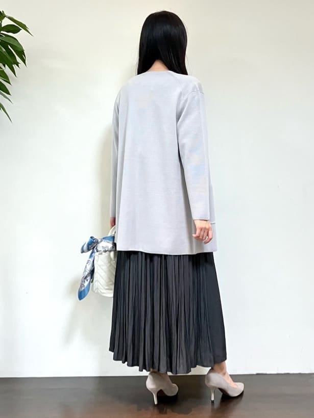 カレンさんの「UNTITLED｜【手洗い／88cm正方形】エンブレムプリントスカーフ」を使ったコーディネート