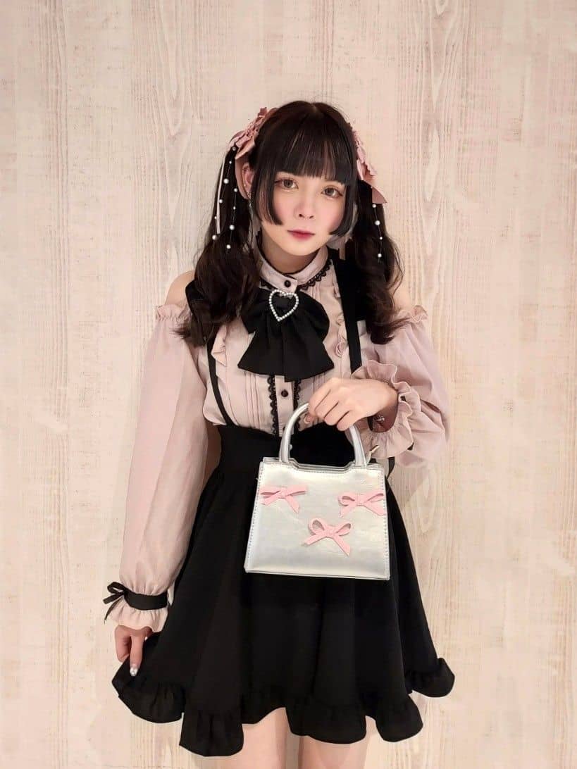 HUANG WEI HSUANさんの「ESPERANZA｜リボン2WAYショルダーバッグ」を使ったコーディネート