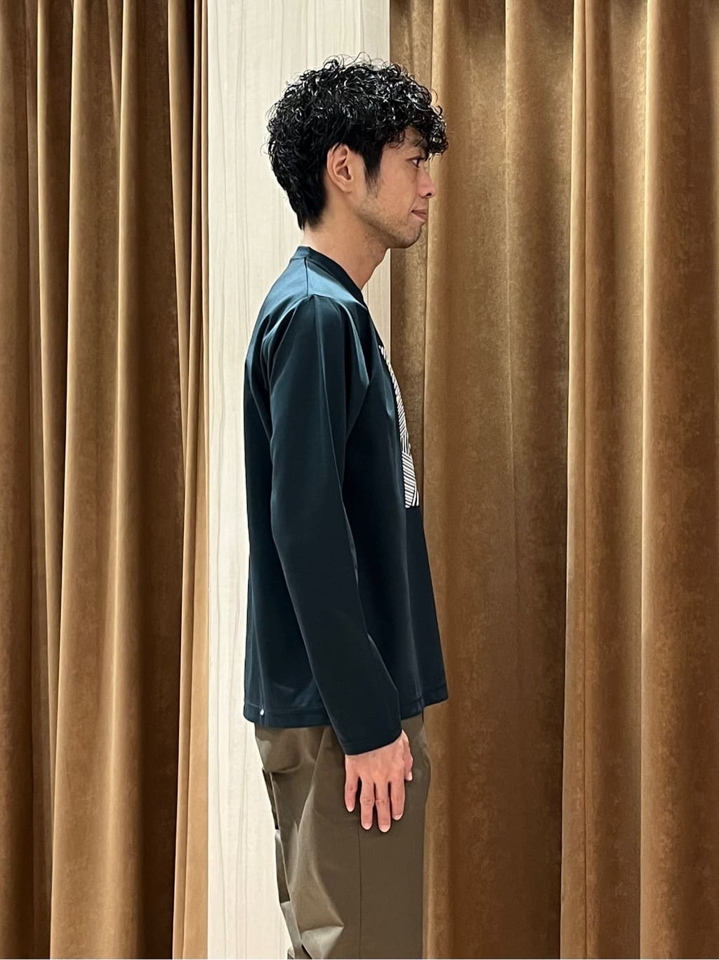 URAさんの「TAKEO KIKUCHI｜【オフィスカジュアル対応】ドレス チノパンツ」を使ったコーディネート