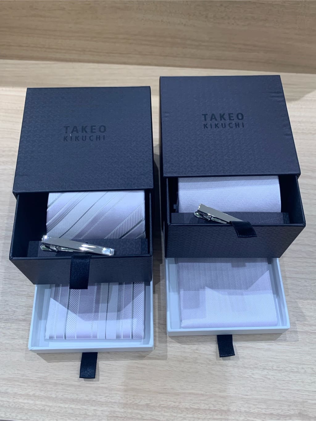 よぴさんの「TAKEO KIKUCHI｜【ブライダル/フォーマル対応】ネクタイ＆チーフ＆タイバー  BOXセット」を使ったコーディネート