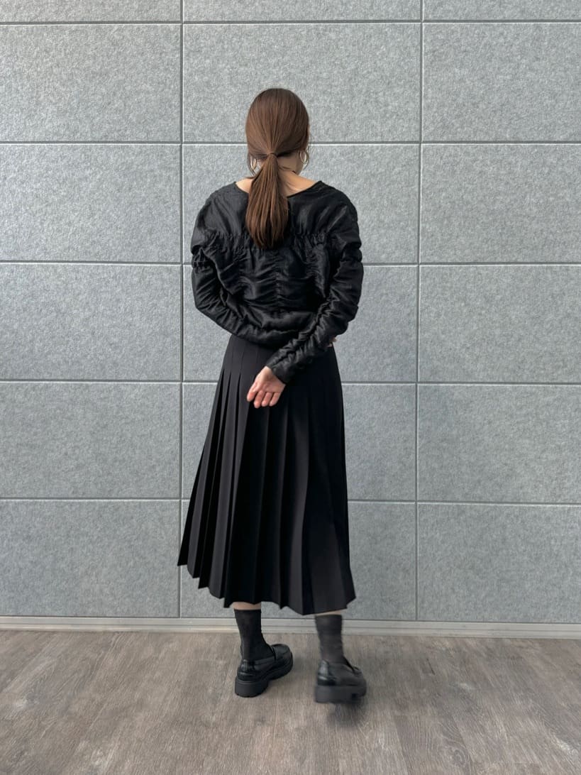 designer yukaさんの「CODE A｜gathered shiny blouse」を使ったコーディネート