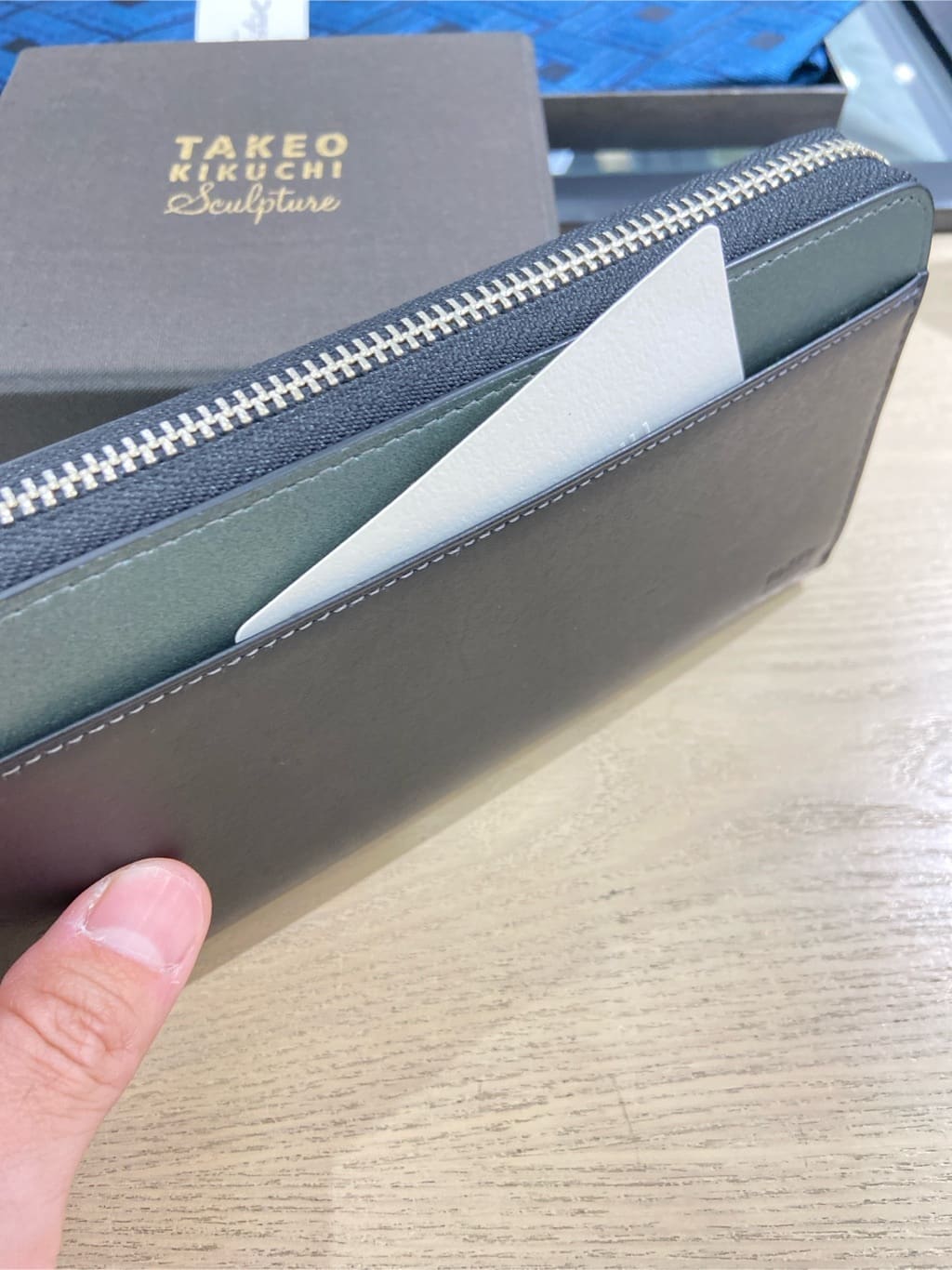 わいずみさんの「TAKEO KIKUCHI｜アンティーク調レザー ラウンドファスナー 長財布」を使ったコーディネート