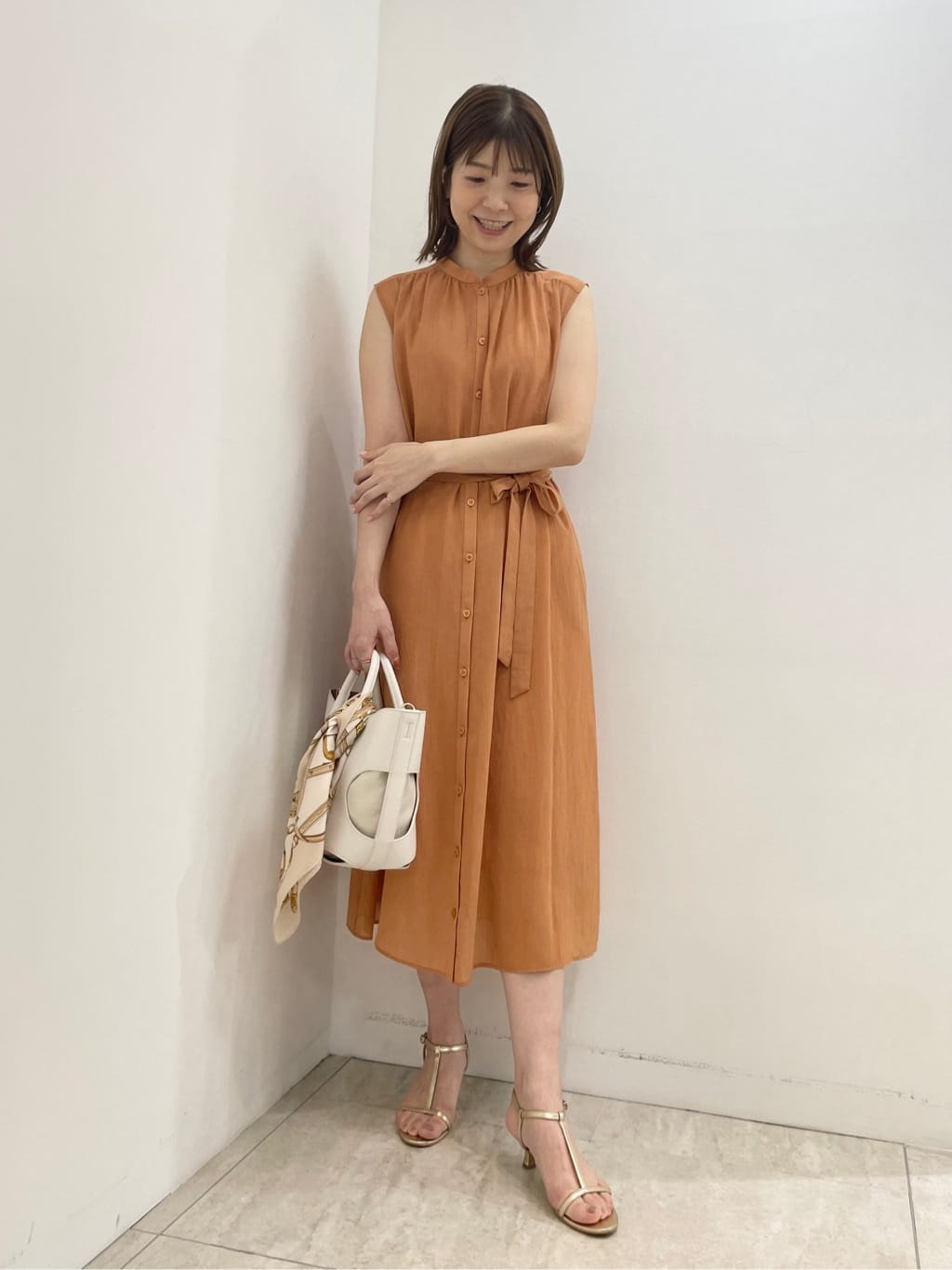 かなえさんの「UNTITLED｜【手洗い／58cm正方形】ベルトプリントスカーフ」を使ったコーディネート