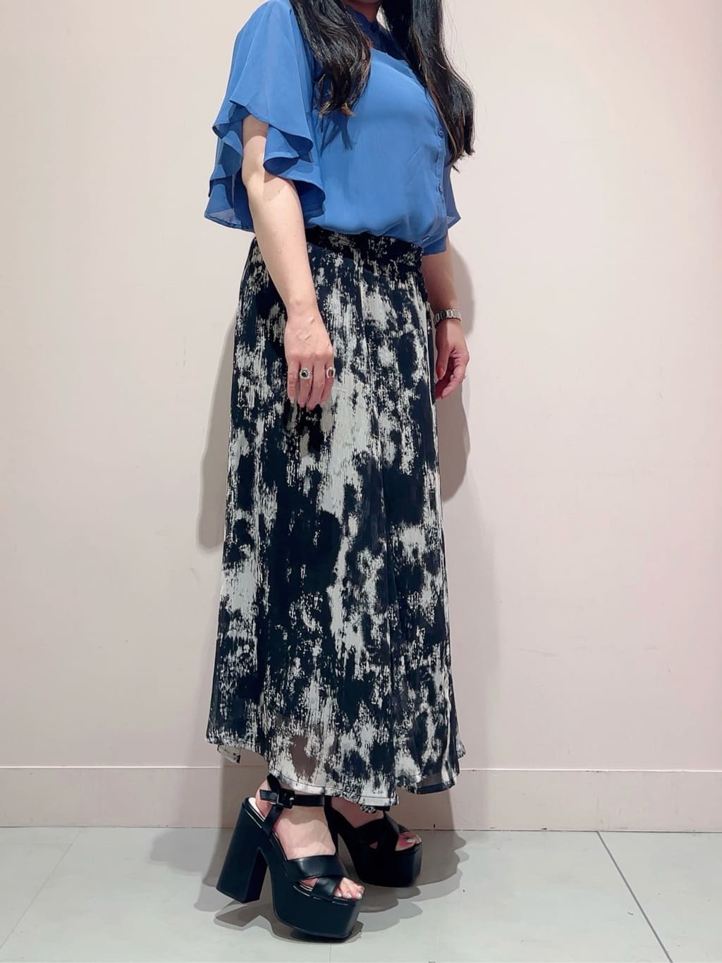 りえさんの「ESPERANZA｜ラク盛り厚底サンダルⅢ」を使ったコーディネート