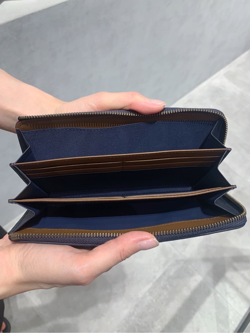 Kさんの「HIROKO HAYASHI｜CARATI（カラーティ）薄型二つ折り財布」を使ったコーディネート