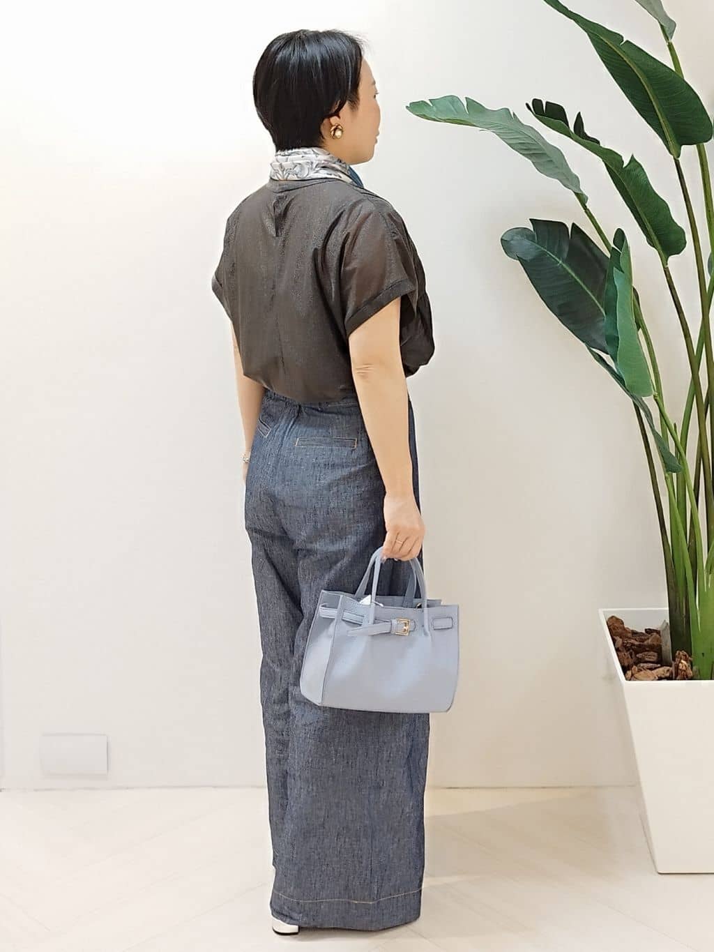 s u g iさんの「UNTITLED｜【手洗い／88cm正方形】エンブレムプリントスカーフ」を使ったコーディネート
