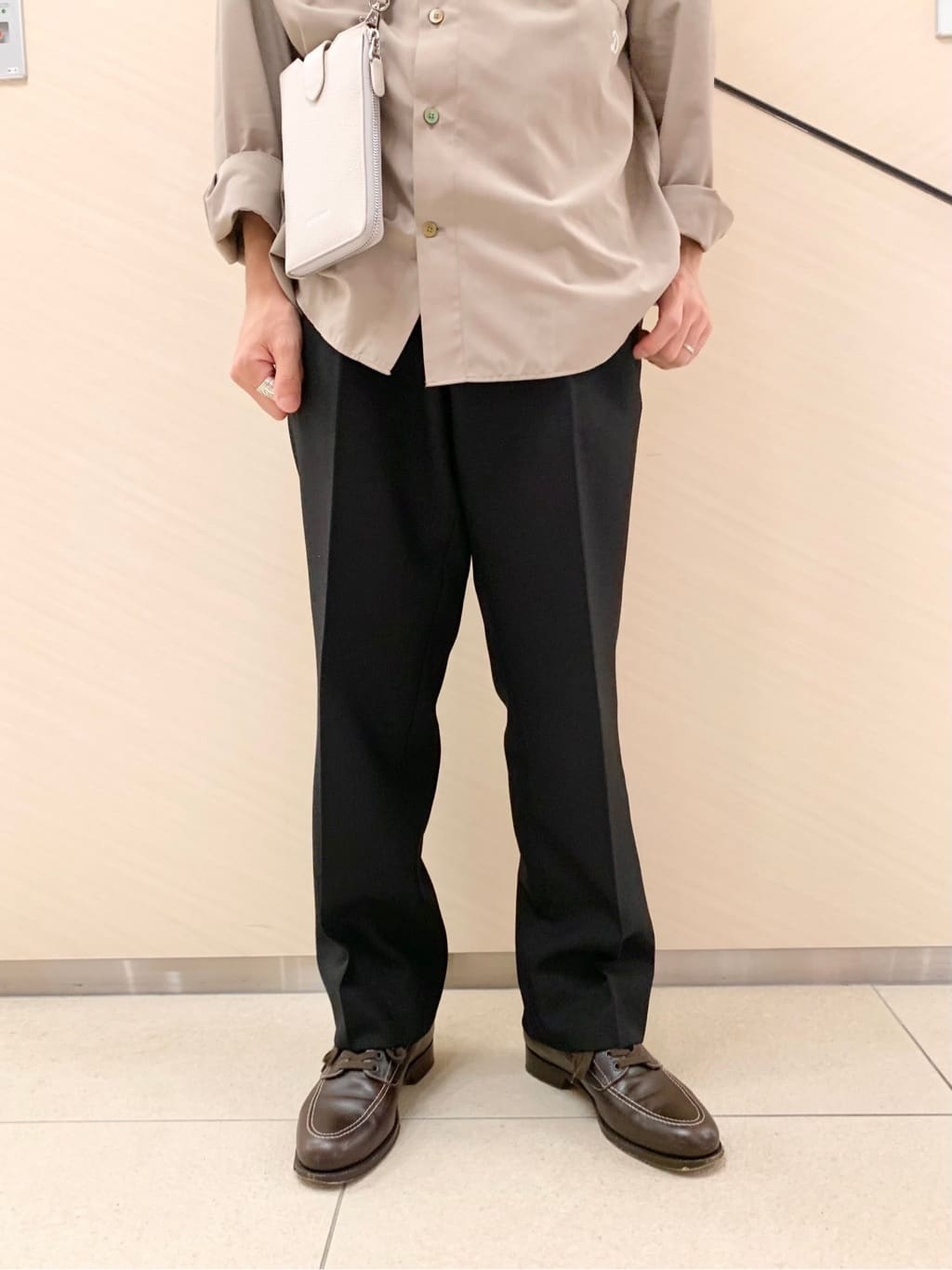 小山凌さんの「DRESSTERIOR｜【Safari5月号掲載】イタリアレザースマホショルダーバッグ」を使ったコーディネート