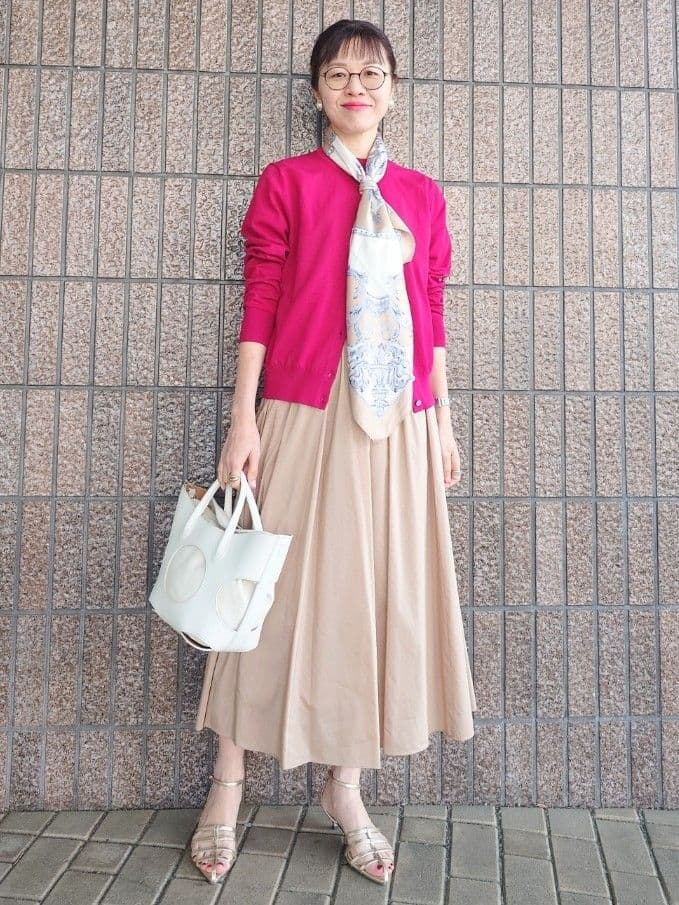 MUTSUKOさんの「UNTITLED｜【手洗い／88cm正方形】エンブレムプリントスカーフ」を使ったコーディネート