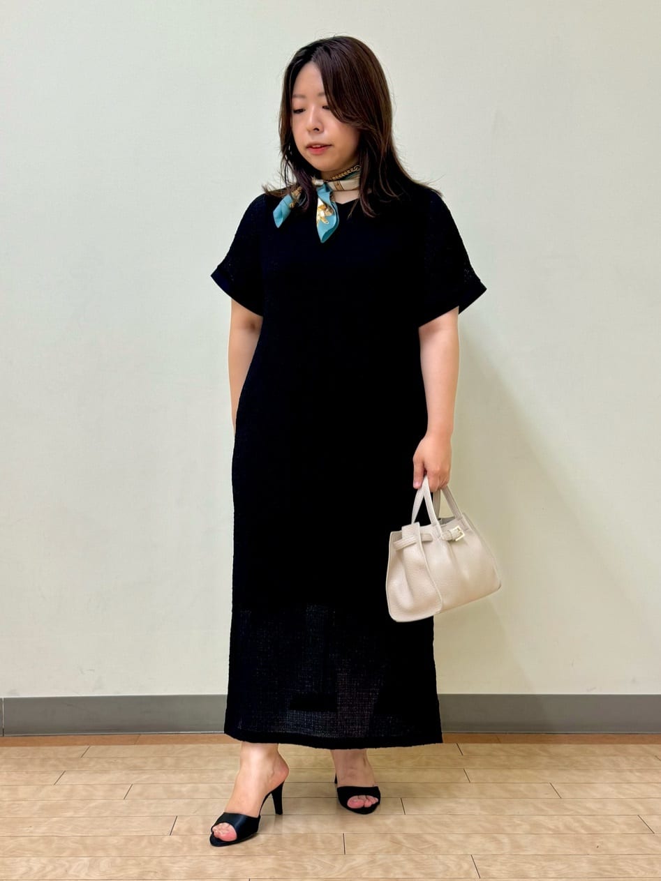 katoさんの「UNTITLED｜【手洗い／58cm正方形】ベルトプリントスカーフ」を使ったコーディネート