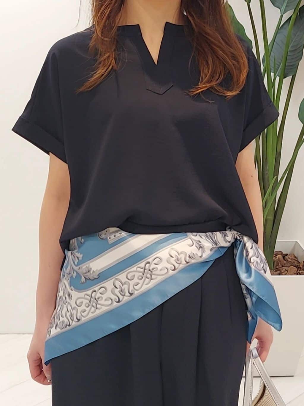 YuKaRiさんの「UNTITLED｜【手洗い／88cm正方形】エンブレムプリントスカーフ」を使ったコーディネート