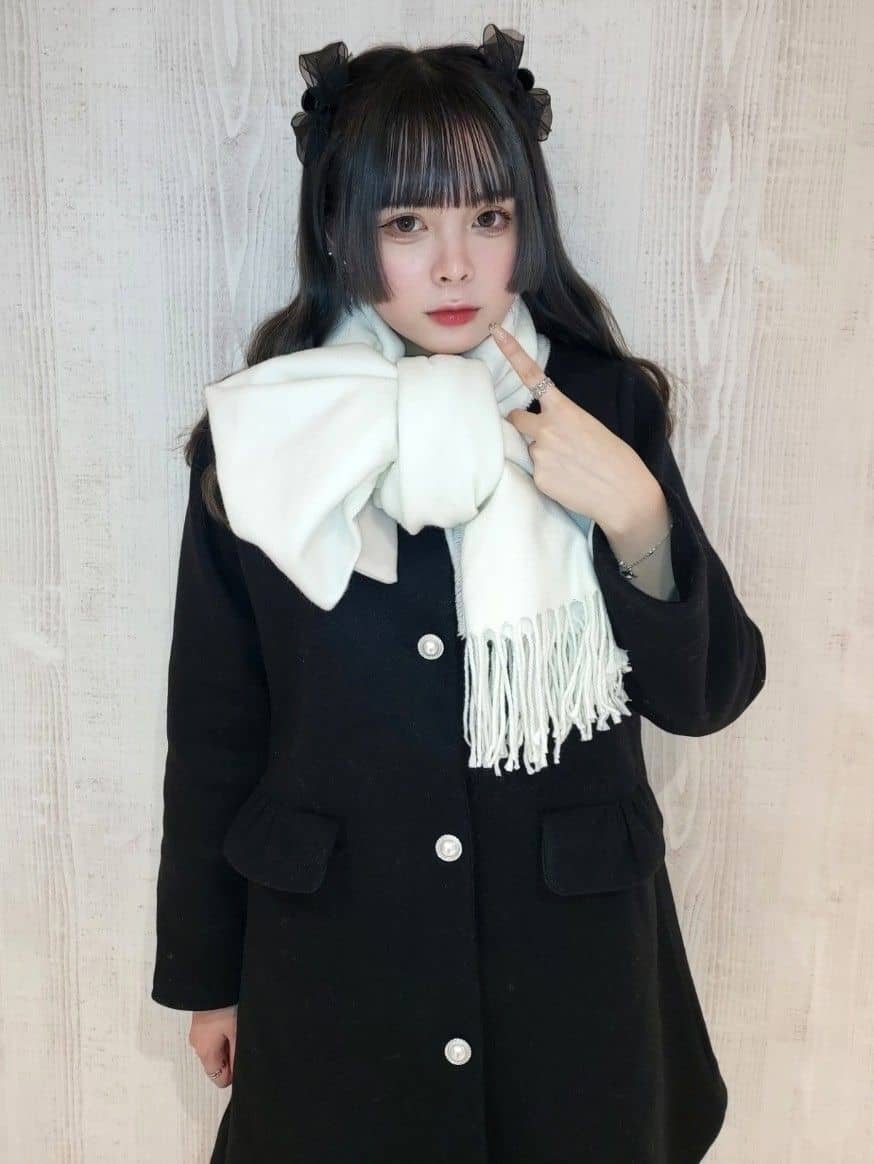 HUANG WEI HSUANさんの「ESPERANZA｜洗えるシンプルカラーストール 累計販売約5000枚【防寒／マフラー／無地／ギフト】」を使ったコーディネート
