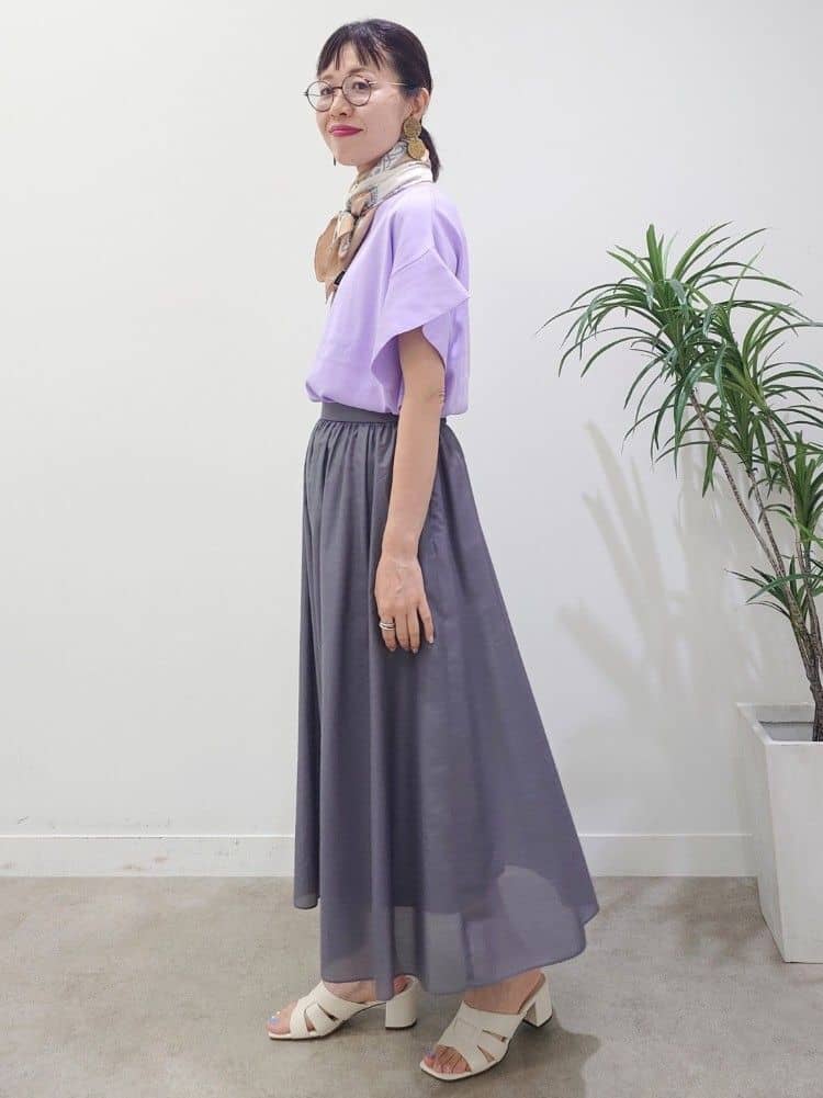 MUTSUKOさんの「UNTITLED｜【手洗い／88cm正方形】エンブレムプリントスカーフ」を使ったコーディネート
