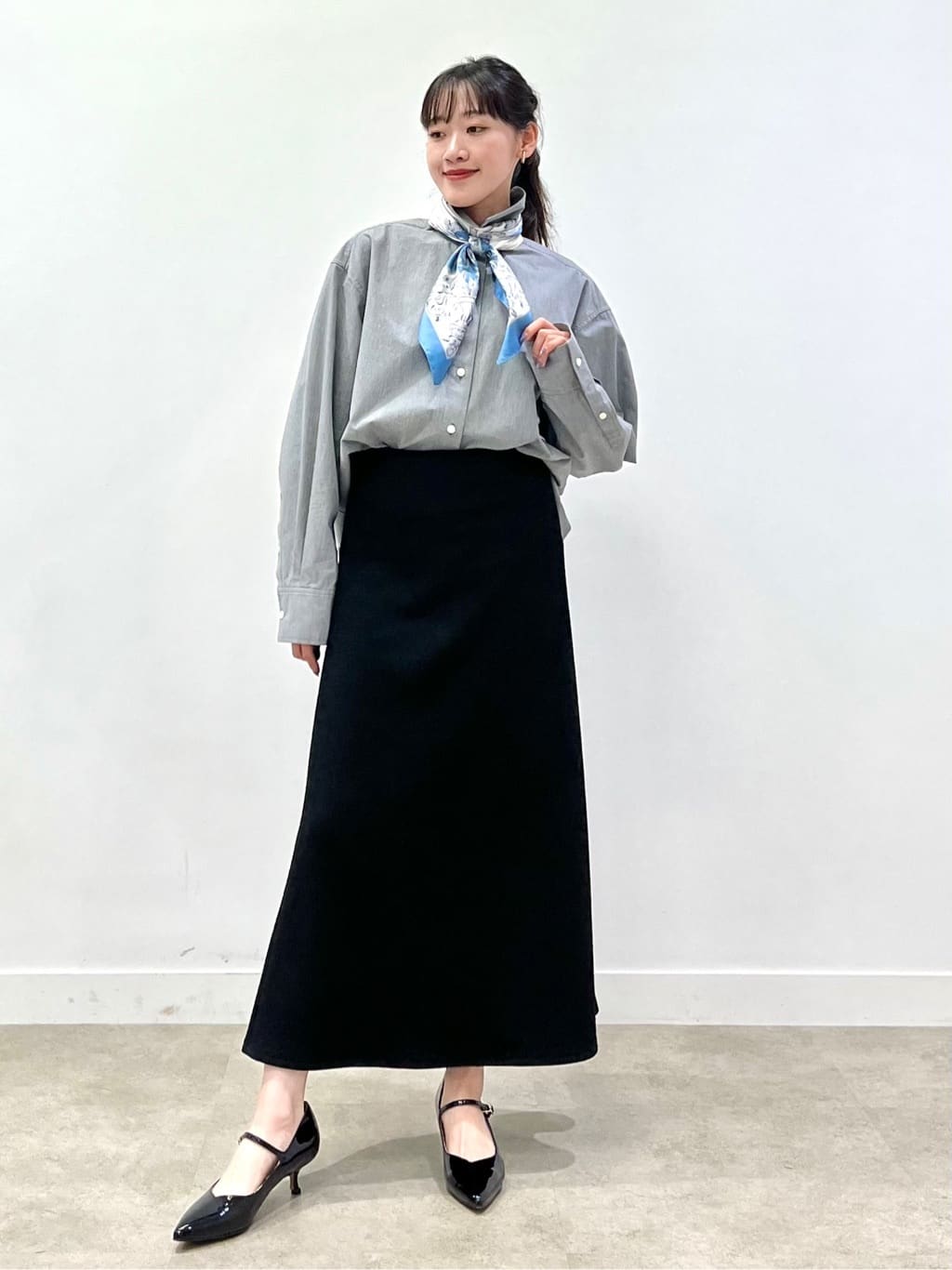 kaaiさんの「UNTITLED｜【手洗い／88cm正方形】エンブレムプリントスカーフ」を使ったコーディネート