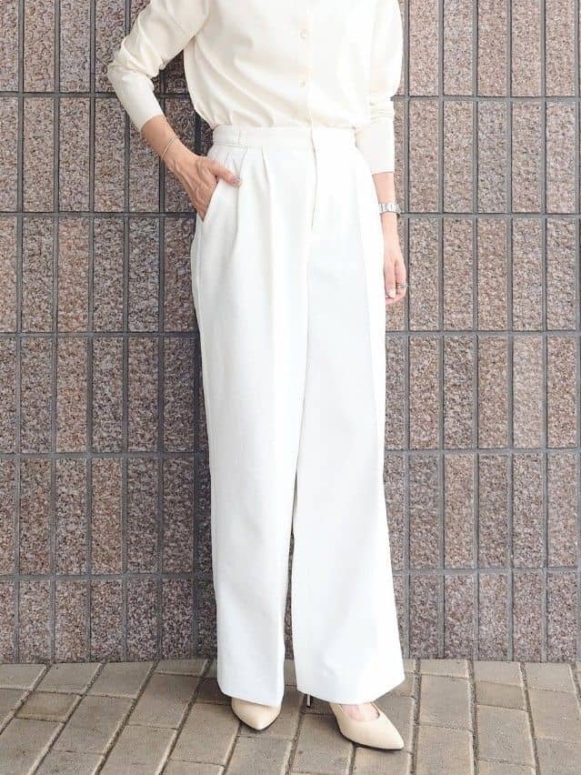 MUTSUKOさんの「UNTITLED｜【手洗い／88cm正方形】エンブレムプリントスカーフ」を使ったコーディネート