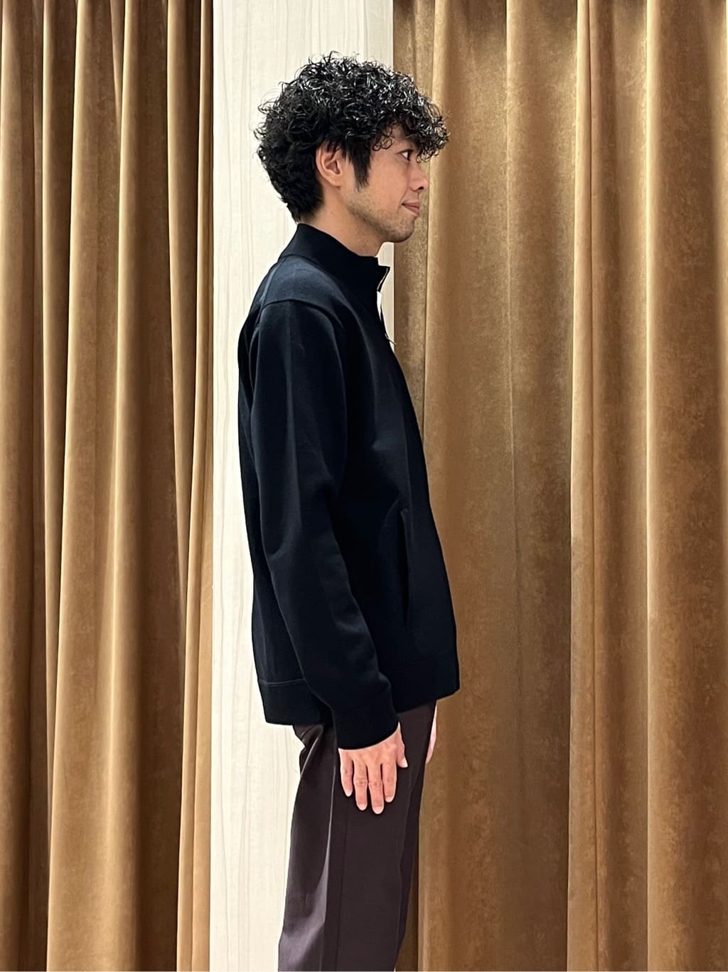 URAさんの「TAKEO KIKUCHI｜【Made in JAPAN】播州織 ストレッチ パンツ」を使ったコーディネート