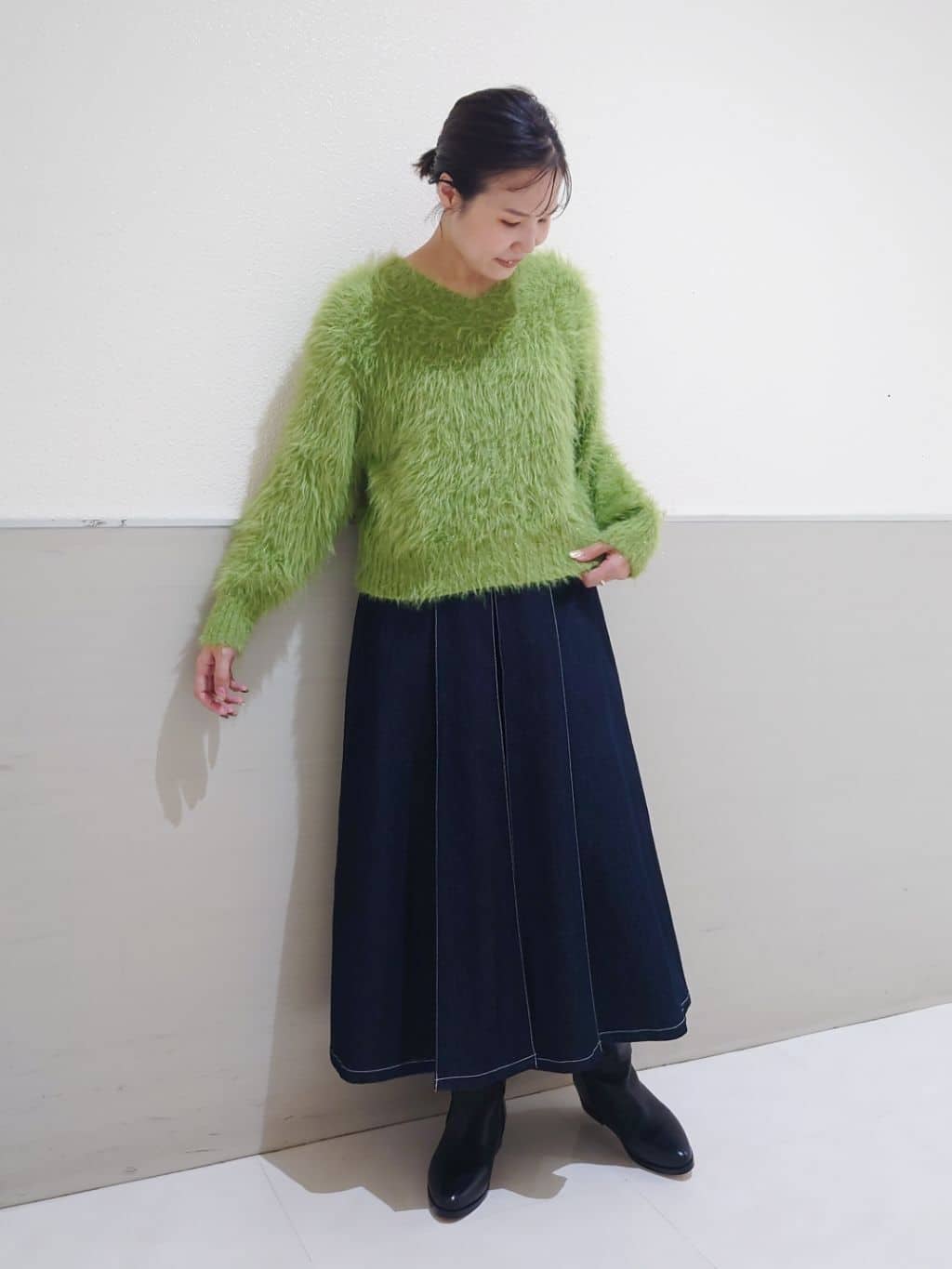 maruさんの「THE SHOP TK｜シーズンレスで使える デニムタックスカート/洗える」を使ったコーディネート