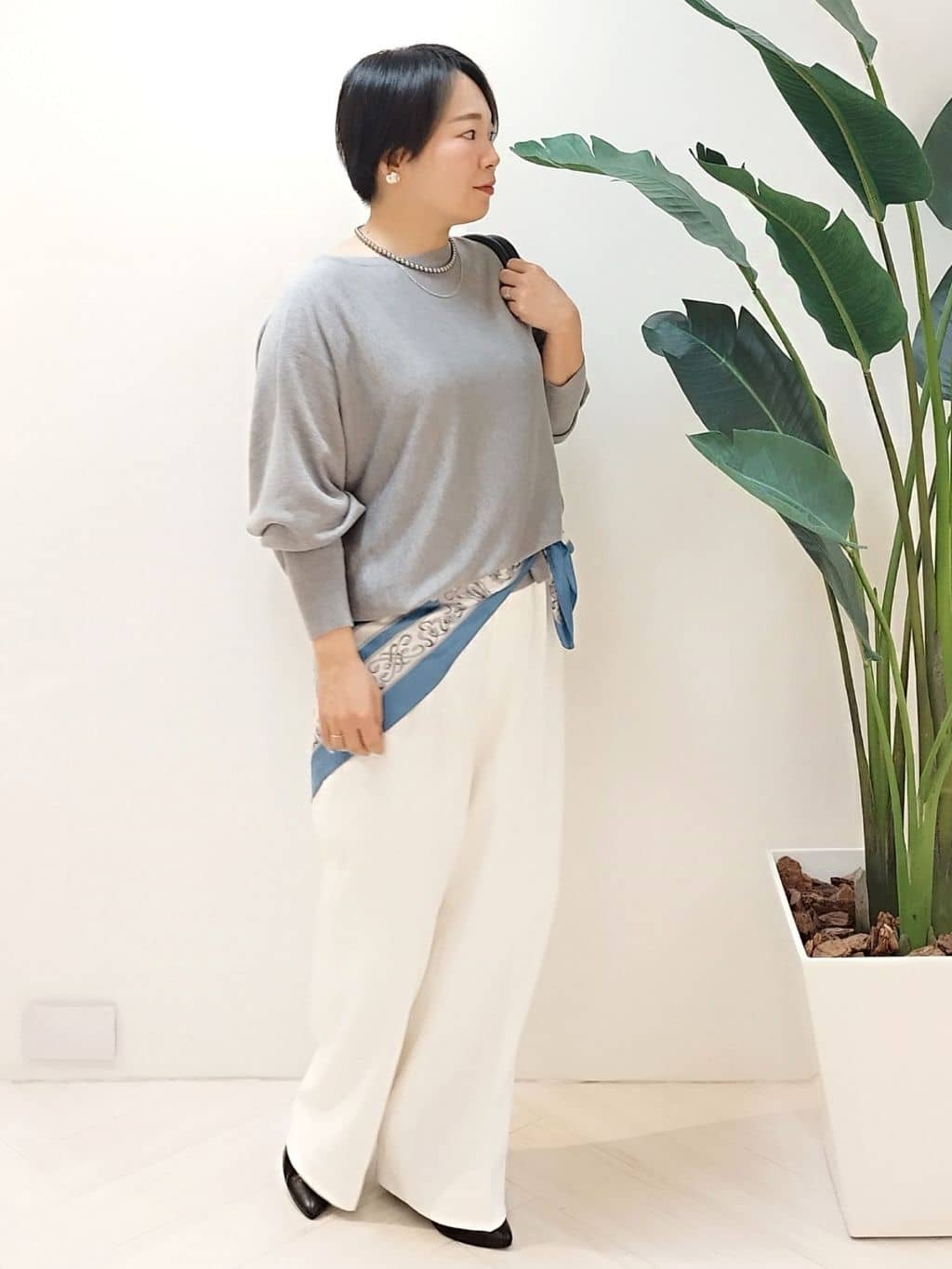 s u g iさんの「UNTITLED｜【手洗い／88cm正方形】エンブレムプリントスカーフ」を使ったコーディネート