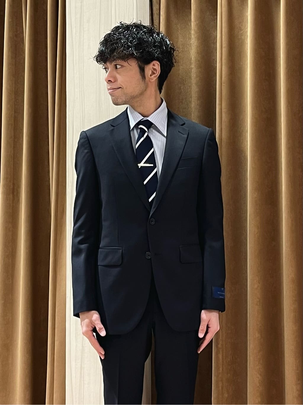 URAさんの「TAKEO KIKUCHI｜【冠婚葬祭】無地 サージスーツ/3ピース対応可」を使ったコーディネート