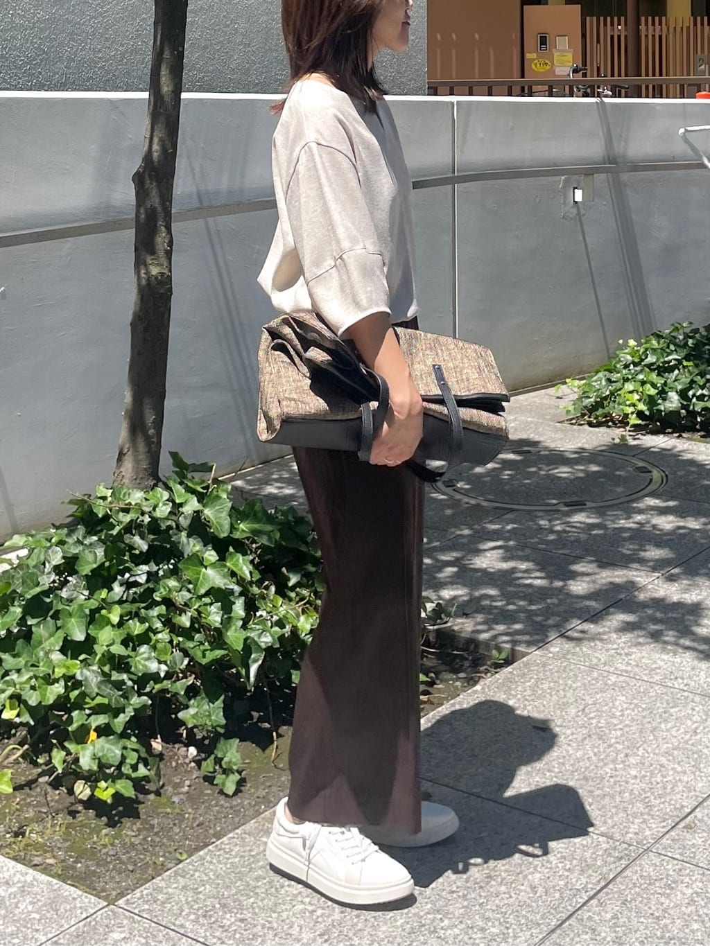 riiさんの「INDIVI｜【褒められパンツ／洗える／ウエストゴム】ワイドタックパンツ」を使ったコーディネート
