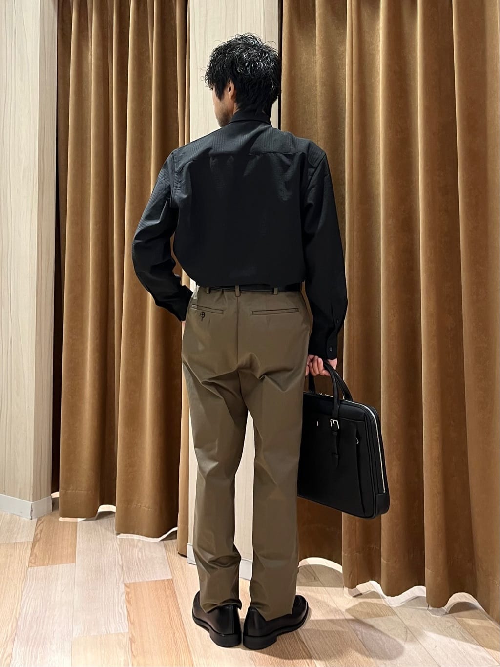 URAさんの「TAKEO KIKUCHI｜【オフィスカジュアル対応】ドレス チノパンツ」を使ったコーディネート