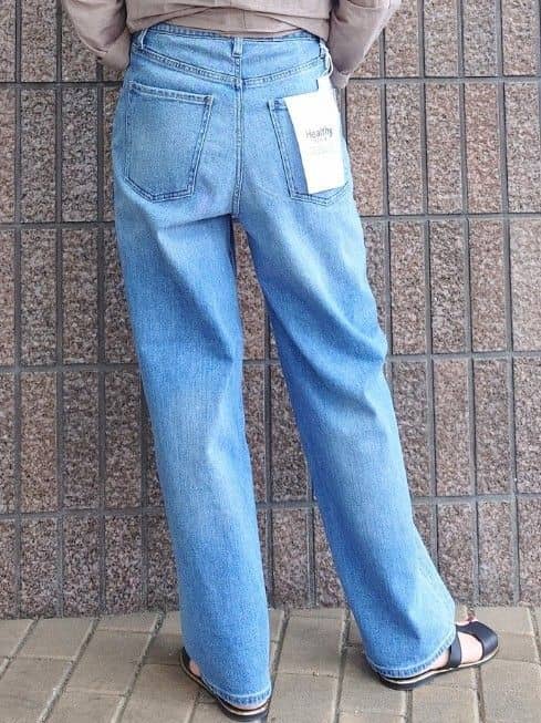 MUTSUKOさんの「UNTITLED｜【手洗い／88cm正方形】エンブレムプリントスカーフ」を使ったコーディネート