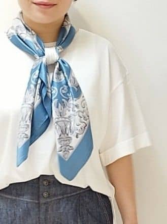 s u g iさんの「UNTITLED｜【手洗い／88cm正方形】エンブレムプリントスカーフ」を使ったコーディネート